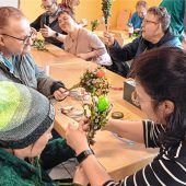 Behinderte binden Palmbuschen