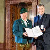 Markus Söder ehrt Andreas Hell