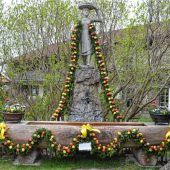 Bunter Osterbrunnen