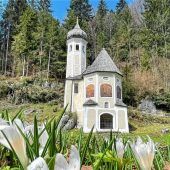 Frühlingserwachen an der Sachranger Ölbergkapelle