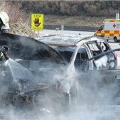 Fahrzeug fängt Feuer auf der A94
