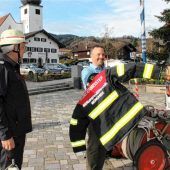 Großes Schlauchspalier zum Schichtwechsel: Feuerwehr-Kameraden geleiten Max Singer ins Bürgermeisteramt