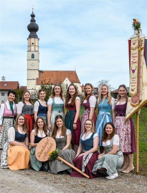 Aktiv, fesch und engagiert: die Dirndlschaft Albertaich mit (hinten, von links) Zweiter Bürgermeisterin Fanny Maier, Monika Fischer, Julia Maier, Andrea Stich, Verena Meier, Julia Annabrunner, Eva Mittermayr und Lisa Gassner sowie (vorne, von links) Stefanie Schnebinger, Theresa Meier, Anja Maier, Melanie Schnebinger und Lilly Pöttner. Foto Auer