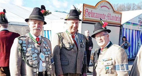 Aktiv und mit Freude bei der Sache sind (von links) Kompanieschreiber Walter Vogl, neuer Oberleutnant Bernd Fischbacher und Ehren-Oberleutnant Paul Panzer.Foto  Hötzelsperger