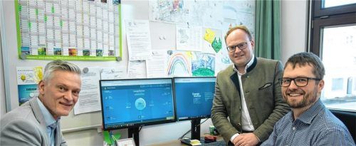 Alexander Usselmann, Firma Bayernwerk Netz GmbH (von links), erklärt Bürgermeister Andreas Friedrich und Christoph Kurz, angehender Energiewirt des Marktes Prien, den Energie-Monitor.Foto  Berger