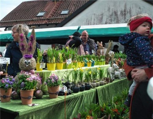 Allerhand Osterschmuck gab es beim Frühlingsfest in Isen zu kaufen und zu bewundern.Foto günster