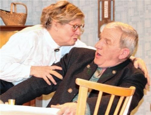 „Alles fest im Griff“ hatte Maria Schuster in der gleichnamigen Komödie – hier mit Ernst Hofstetter. Foto re
