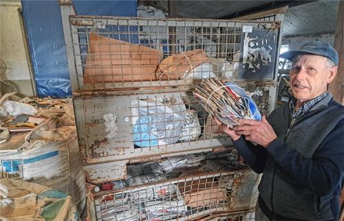 Als ehrenamtlicher Altmaterial-Sammler der Kolpingsfamilie Bad Aibling hat Hans Schweiger nach 55 Jahren aufgehört. Im Zwischenlager, das sich im ausgedienten Anbindestall seines Bauernhofes befindet, sieht der 85-Jährige noch immer nach dem Rechten und sorgt für Ordnung.Foto Haderesbeck