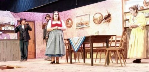 Als Gespenster bemühen sich (von rechts) die verwitwete reiche Bäuerin Vevi Veichtl (Angelika Schmid) und die Mooswirtin Rosa Moderer (Karina Köhldorfner), die Totengräber Schaufe (Quirin Fröwis) und Schippe (Leonhard Fischbacher) zum vernünftigen Handeln zu bewegen. Foto graichen