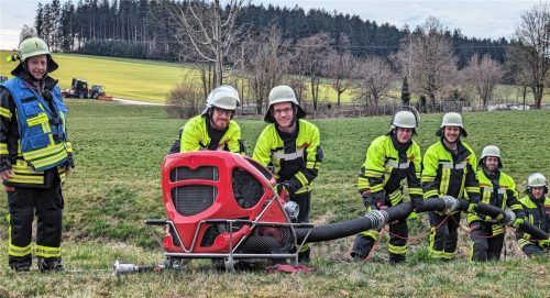 Als hätten sie nie etwas anderes gemacht: Die Quereinsteiger der Teisinger Feuerwehr mit ihrem Kommandanten. Von links: Kommandant Josef Brunnmeier, Thomas Fischbach, Michael Eberl, Jan Dalhoff, Andreas Hölzlhammer, Michael Lächele und Zweiter Kommandant Helmut Heizinger. Foto Jan Dalhoff