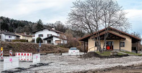 Als Mittelpunkt des neuen Dorfplatzes wird in Achenmühle derzeit ein neues Café gebaut. Foto Thomae