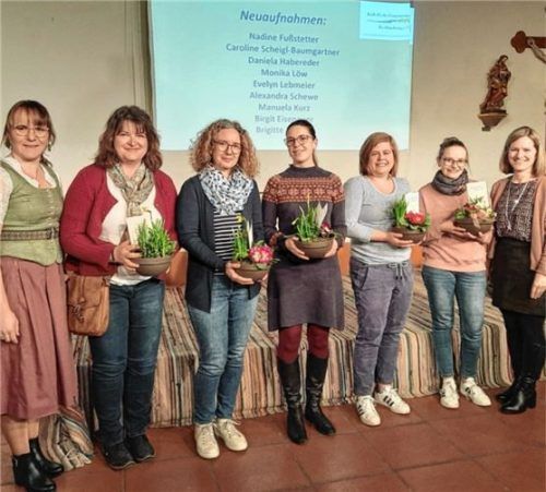 Als Neumitglieder übergab (von links) Vorsitzende Rosi Kern je eine Schale mit Frühlingsblumen an Brigitte Zacherl, Birgit Eisenauer, Daniela Habereder, Caroline Scheigl-Baumgartner und Nadine Fußstetter, gemeinsam mit ihrer Stellvertreterin Claudia Graxenberger. Nicht auf dem Bild sind die neuen Mitglieder Monika Löw, Evelyn Lebmeier, Alexandra Schewe und Manuela Kurz. Foto re