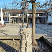 Ein frecher Bub auf einem Felsen