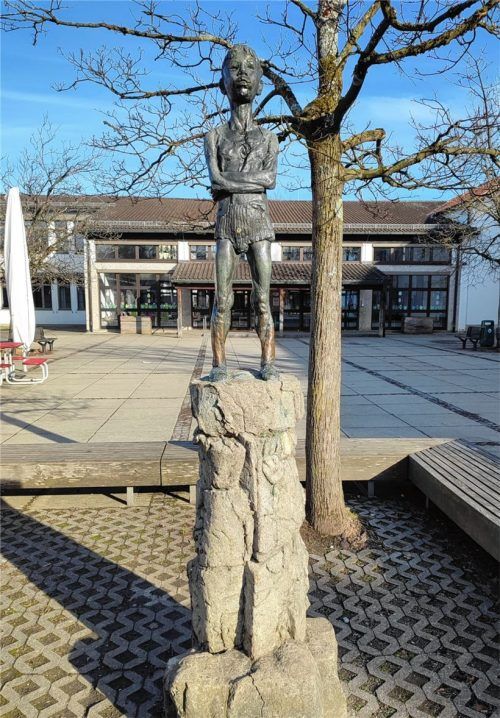 Als „Schülerdenkmal“ hat der „Matthiasl“ von Erika Maria Lankes seit 1981 den Überblick über den Schulhof der Grund- und Mittelschule Fürstätt Am Gries.Foto Frick