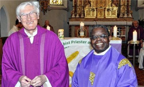 Als „Segen für die Menschen“ im Pfarrverband wird Monsignore Karl Wuchterl (links) von Pfarrer Hippolyte Ibalayam freudig bezeichnet. Foto re