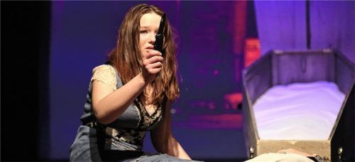 Als sie aus ihrem tiefen Schlaf erwacht, findet Julia (Rosa Scheerer) den toten Romeo. Foto Posavec
