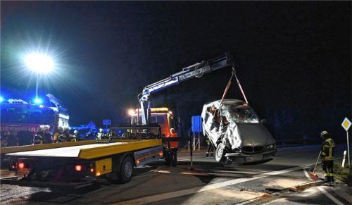 Am BMW der Unfallverursacherin entstand ein Totalschaden. Die junge Fahrerin und ihre Begleiter wurden in ein nahegelegenes Krankenhaus gebracht.Foto fib/DG