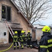 Autowrack fängt in Werkstatt Feuer