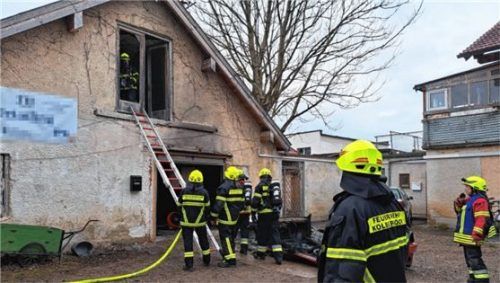 Am Montagmittag wurde die Feuerwehr Kolbermoor zu einem Brand in einer Scheune gerufen. Foto reisner