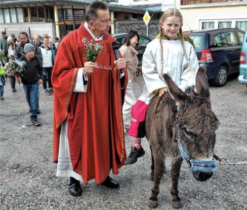 Am Palmsonntag haben Christen an den Einzug Jesu in Jerusalem erinnert. Dieses Fest bildet zugleich den Beginn der Karwoche als letzte Vorbereitungswoche auf Ostern. Wie damals Jesus auf einem Esel reitend in die Stadt kam und ihm die Menschen mit Palmzweigen zuwinkten, wurde auch in Ramerberg die Prozession durch den Ort von einer liturgisch gekleideten Reiterin auf einem Esel angeführt. Die Weihe der Palmzweige durch Prälat Günther Lipok aber stand im Mittelpunkt der Palmsonntagsliturgie. Foto /Text Penzkofer