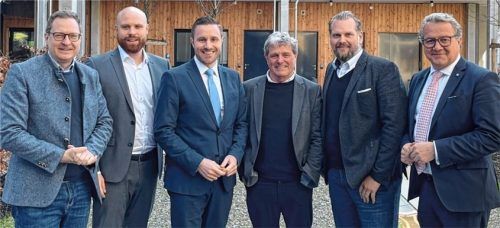 Am Rand der Kuratoriumssitzung: (von links) die beiden stellvertretenden Vorsitzenden Martin Huber und Konrad Baur, Landtagsabgeordneter Daniel Artmann, Vorsitzender TH-Präsident Professor Heinrich Köster, stellvertretender Vorsitzender Sascha Schnürer und Klaus Stöttner, Vorsitzender des Hochschulrats der TH Rosenheim.Foto re