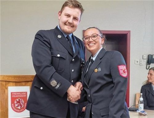 Amy Jacobs wurde von Kommandant Timo Paul für zehn Jahre bei der Feuerwehr Wasserburg geehrt.