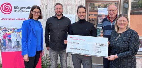 An der Spendenübergabe beteiligten sich (von links) Sabrina Obermoser vom WV, Christian Hlatky von der Bürgerstiftung, WV-Vorstandsmitglied Maximilian Werndl sowie die Vorsitzenden der Bürgerstiftung, Joachim Doppstadt und Viktoria Pertl.Foto WV