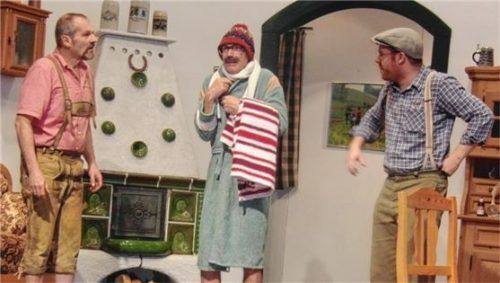 Angsthase Kasimir (Mitte, Franz Mayrhofer) bereut seinen Schwimmentschluss und klagt darüber bei Otto (links, Tom Mayrhofer) und Gustav Weixlbaum (Helmut Gaedtke). Foto jaensch