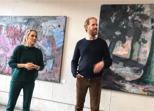 Anna Eisner, Geschäftsführerin der Kunstakademie, mit Dozent Felix Eckardt, der viel Lob für seine Schüler hatte.