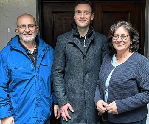 Auch Umstrukturierungen sollen in Kraiburg die personelle Situation verbessern: Andreas Mittermaier (Mitte), bisher im Bau- und Ordnungsamt tätig, wechselt dazu in die Geschäftsleitung. Neben ihm stehen Alfons Mittermaier, Bürgermeister der Mitgliedsgemeinde Taufkirchen, und Petra Jackl (CSU), Gemeinschaftsvorsitzende der Verwaltungsgemeinschaft und Bürgermeisterin der Mitgliedsgemeinde Kraiburg. Foto Verwaltungsgemeinschaft Kraiburg