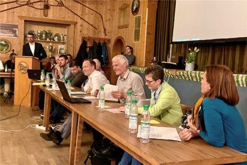 Auf der außerordentlichen Bürgerversammlung ergab die Abstimmung kein klares Votum für ein neues Mobilfunk-Konzept. Foto  Sichelschmidt