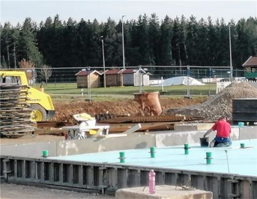 Auf der Baustelle des neuen Feuerwehrhauses in Seeon geht es voran. Foto  Rasch