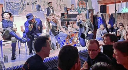 Auf der Bühne: (von links) Michi Schmidmaier, Franze Mußner, Tommi Mayer und Hias Schmidmaier sowie im Hintergrund der musikalische Part des Singspiels, Andreas und Markus Hundseder.