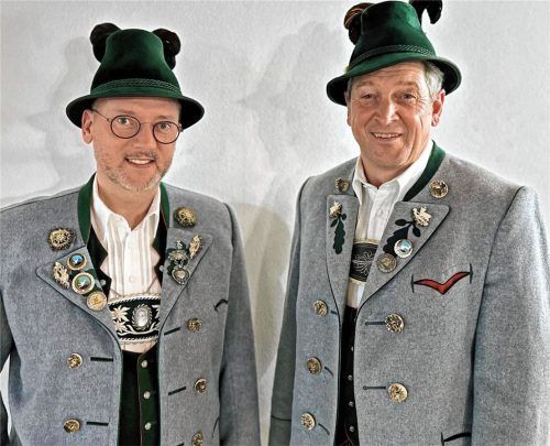 Auf der Zielgeraden für die Feierlichkeiten: Festleiter Rudi Angermaier (rechts) und Claus Reiter, Vorsitzender der Griabinga Hohenaschau.Foto h. Reiter