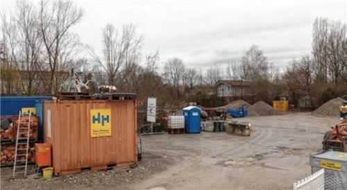 Auf diesem Teil des THW-Geländes an der Bruckmühler Straße, wo derzeit noch Baumaterial für den Ausbau des Straßenzugs lagert, soll ebenfalls eine Container-Anlage für Flüchtlinge entstehen.