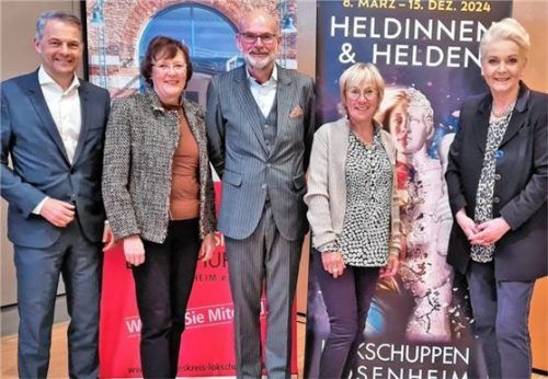 Auf weiterhin gute Zusammenarbeit freuen sich (von links) der Vorstandsvorsitzende der Sparkasse Rosenheim-Bad Aibling, Karl Göpfert, die Dritte Bürgermeisterin der Stadt Rosenheim, Gabriele Leicht, Rechtsanwalt Thomas Möller, Steuerberaterin Ursula Böge-Klarner und die Vorsitzende des Freundeskreises, Altoberbürgermeisterin Gabriele Bauer. Foto re