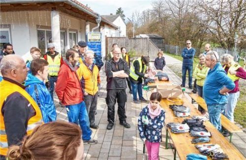 Auftakt des Frühjahrsputzes vor dem Dorfladen in Mettenheim. Foto Kretschko
