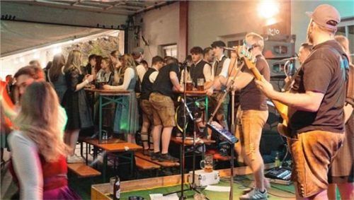 Ausgelassen wurde beim Starkbierfest des Stierberger Burschenvereins gefeiert, getrunken und getanzt. Foto Sutherland