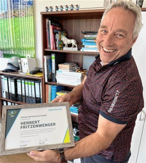 Ausgezeichnet: Fritzenwenger mit der Urkunde, die er bei der WM vom Weltverband verliehen bekam.Foto Kas