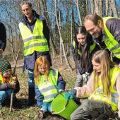 450 Amphibien über die Straße gebracht