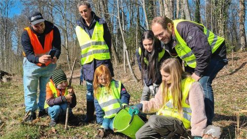 Aussetzen der Frösche im Biotop an der Inneren Lohe. Auf den entscheidenden Sprung warten (von links, kniend) Leon, Elsa und Alma Schallwig sowie (stehend) Andreas und Sarah Schallwig, Lisa und Alois Schrems. Foto Rieger