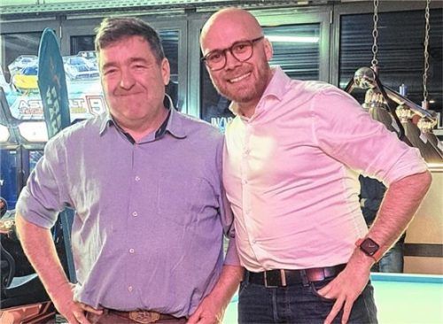 Austausch in ungezwungener Atmosphäre nach ernsten Gesprächen: Sepp Lausch (links) und Bayerns Digitalminister Dr. Fabian Mehring beim Bowling in Rosenheim. Foto re