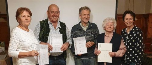 Auszeichnung für Treue: Rosemarie Widmann ( rechts) ehrte die anwesenden langjährigen Mitglieder (von links) Monika Lackerschmid, Franz Thalhammer, Josef Weingartner junior und Gabriele Rappold.Foto  lEIDEL