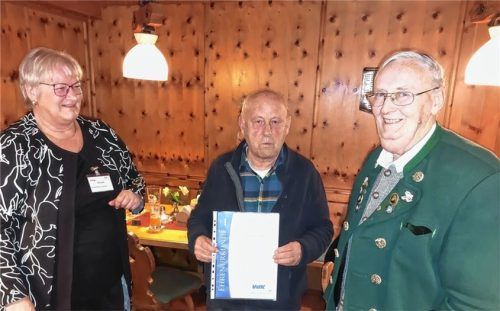 Auszeichnung vergeben: Helga Perschl vom Kreisverband (links) und Vorsitzender Nikolaus Weisser (rechts) gratulieren Georg Angerer zur 25-jährigen Mitgliedschaft. Foto Eder