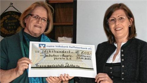 Barbara Noichl (links) nahm für den Jakobus-Hospizverein die Spende aus den Händen von Anita Fuchs von der kfd entgegen. Weitere 600 Euro gingen an den Förderverein der Kinderklinik Rosenheim. Foto e