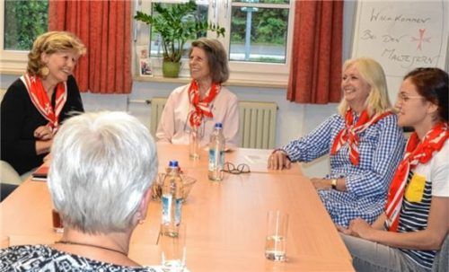 Bei den Teamtreffen des Malteser-Besuchsdienstes unter der Leitung von Christina Lobkowicz (links) können Peggy Cramer-Klett aus Aschau (hinten, Zweite von links) und die anderen Ehrenamtlichen sich austauschen und Unterstützung finden.Foto Schmitz/Malteser