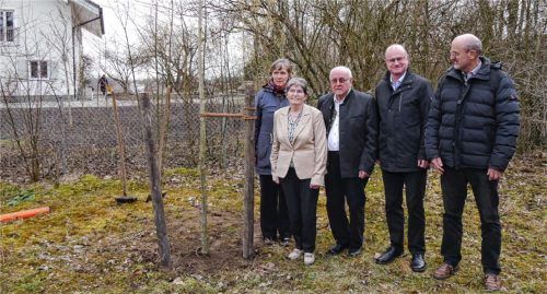 Bei der Baumpflanzung im Umweltgarten: (von links) Martina Mitterer, Irmi und Walter Gründl sowie Dr. Norbert Schäffer und Zweiter Bürgermeister Hans Beuer. Foto Gillitz