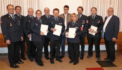Bei der Ehrung von langjährigen Aktiven: (von links) Kreisbrandinspektor Bernd Michel, Vorsitzender Anton Mitterreiter, Dieter Hoffmann, Melanie Albrecht, Matthias Hochreiter, Georg Bollner, Landrat Max Heimerl, Anita Obermaier, Bernhard Auer, Daniel Hefter und Zweiter Bürgermeister Werner Schreiber.Foto bachmaier
