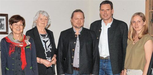 Bei der Ehrung: (von links) Bürgermeisterin Sissi Schätz, Annemarie Ott, Richard Schuster, Klaus Breitreiner und Anna Demmel.Foto bauer