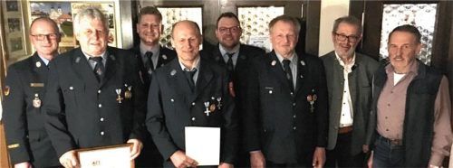 Bei der Ehrung: (von links) Kreisbrandinspektor Werner Hummel, Johann Schmid, Zweiter Kommandant Andreas Spörkl, Richard Schmid, Vorsitzender Sebastian Winkler, Kommandant Josef Fürlauf, stellvertretender Landrat Richard Fischer und Bürgermeister Sebastian Winkler senior.Foto .Jaensch